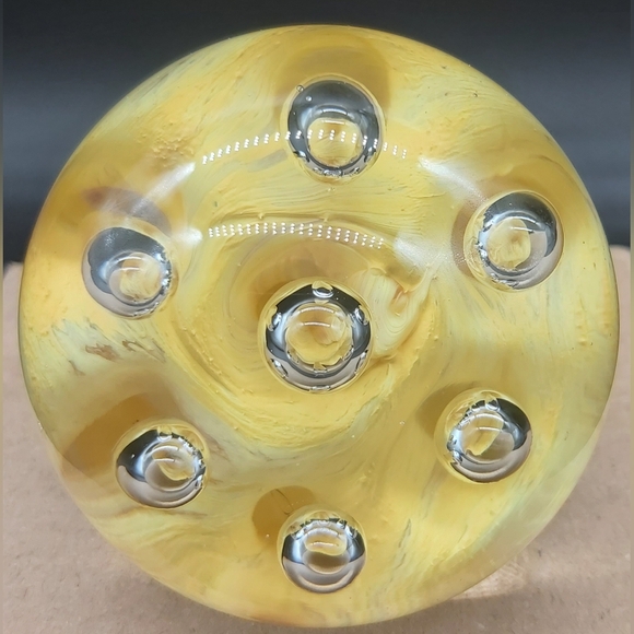 Art glass yellow swirl paperweight with teardrop bubbles - Picture 6 of 7